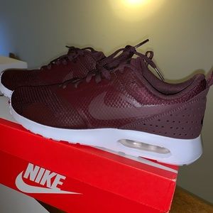 NEW Nike Air Max Savas burgundy/white 9.5 Womens
